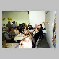59-05-1164 7. Schirrauer Kirchspieltreffen 2004 - Wartet die Schirrauer Gruppe auf die kuenstlerische Darbietung oder auf Kaffee und Kuchen.JPG